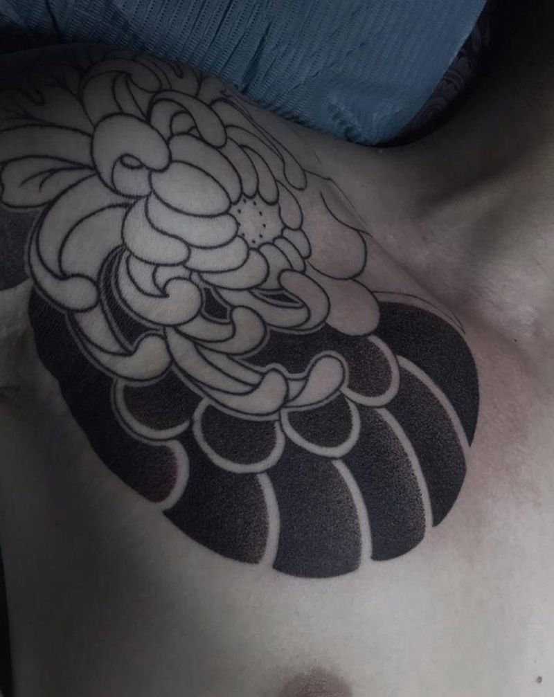 花臂半甲纹身图片_手臂胸部老传统纹身图案