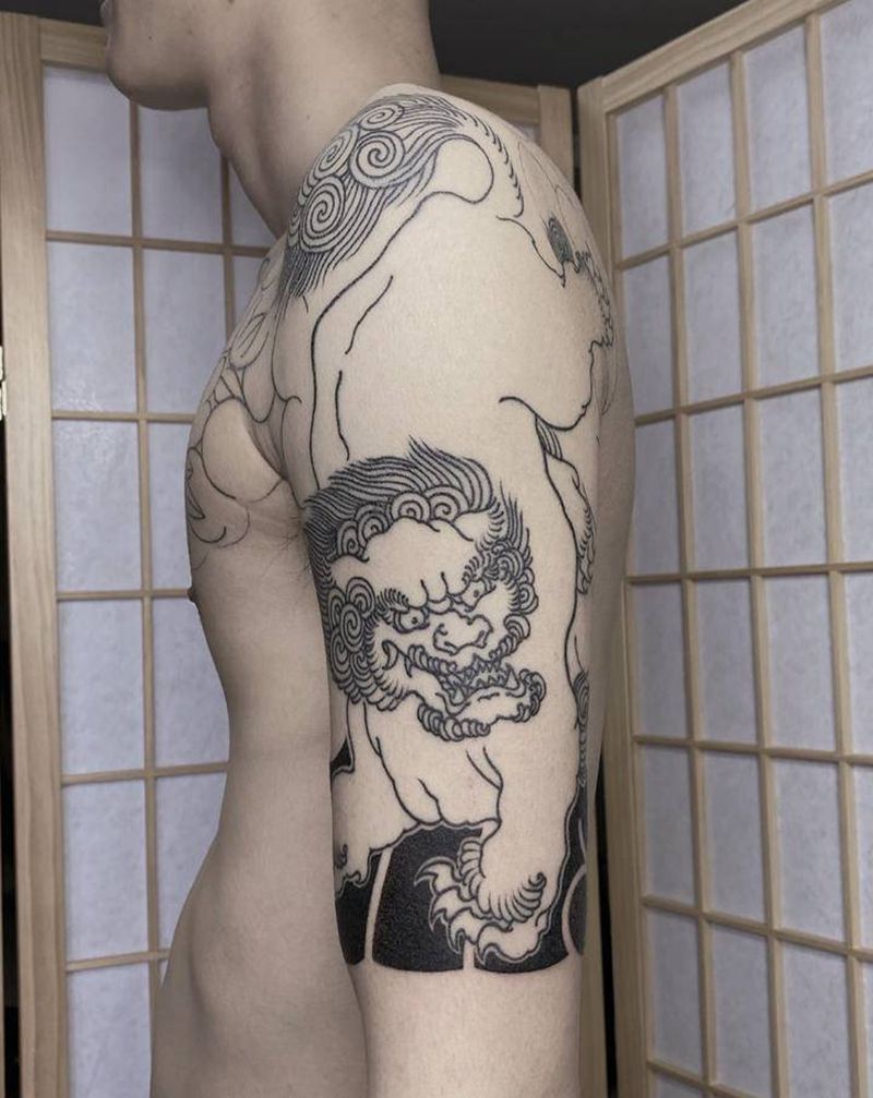 福狮半甲纹身图片_手臂胸部老传统纹身图案