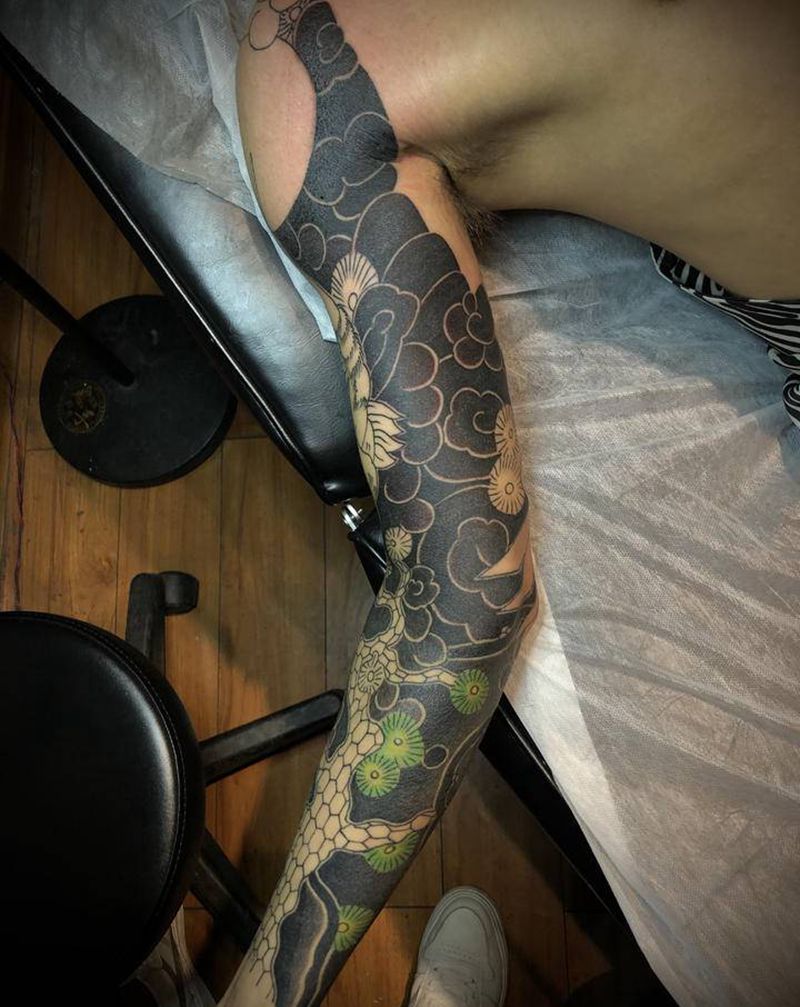 雾纹身图片_手部老传统纹身图案