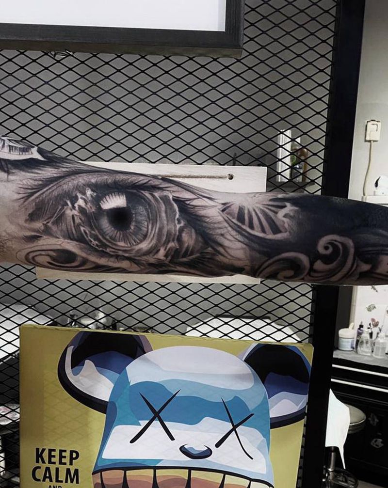 写实眼睛花臂纹身图片_手臂欧美写实纹身图案