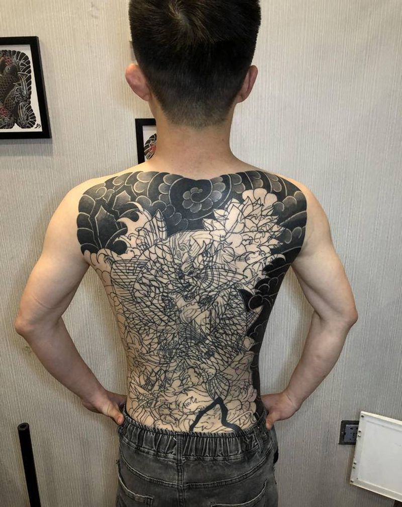超暴力覆盖 未完纹身图片_背部老传统纹身图案