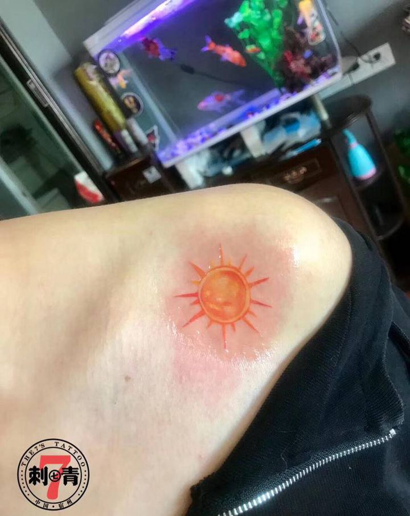 小太阳纹身图片_肩部胸部New School水彩纹身图案