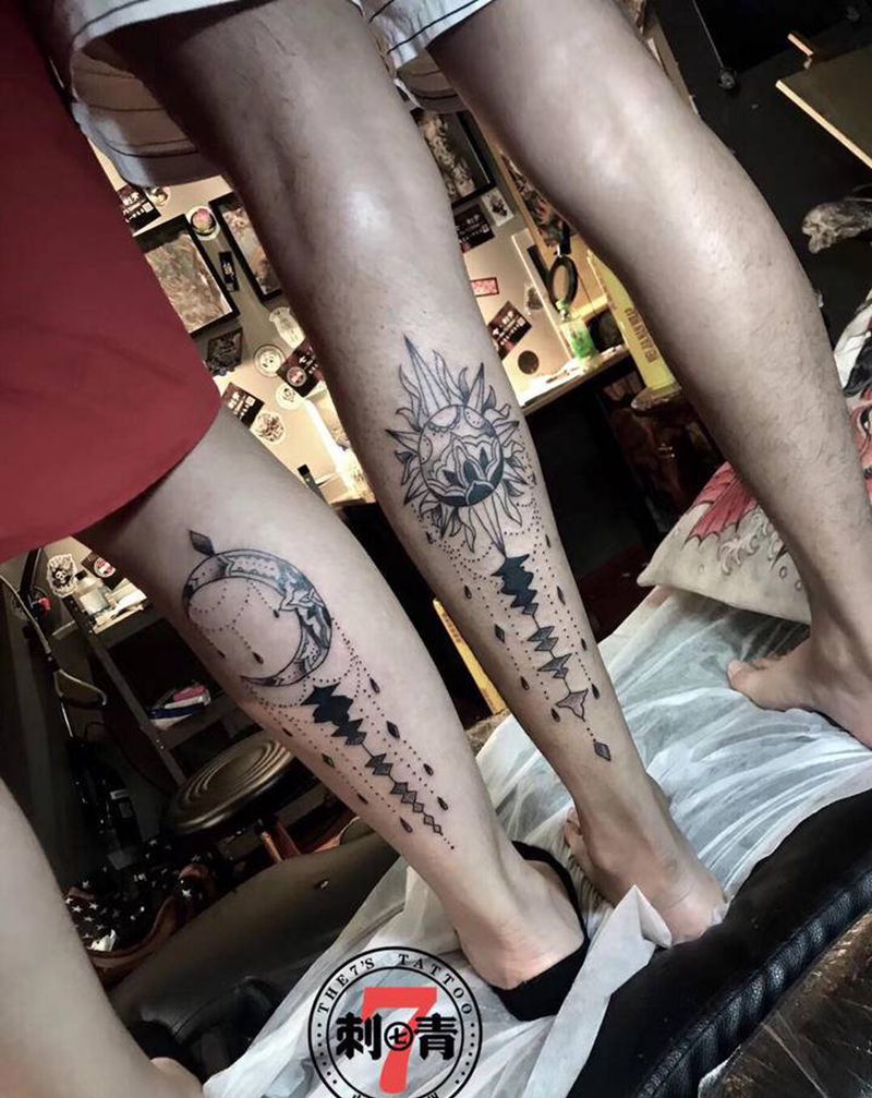情侣纹身 日月可鉴纹身图片_脚部腿部点刺纹身图案
