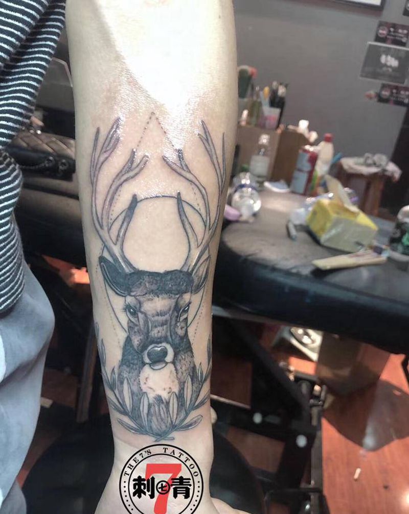 麋鹿纹身图片_手臂手部New School欧美写实纹身图案