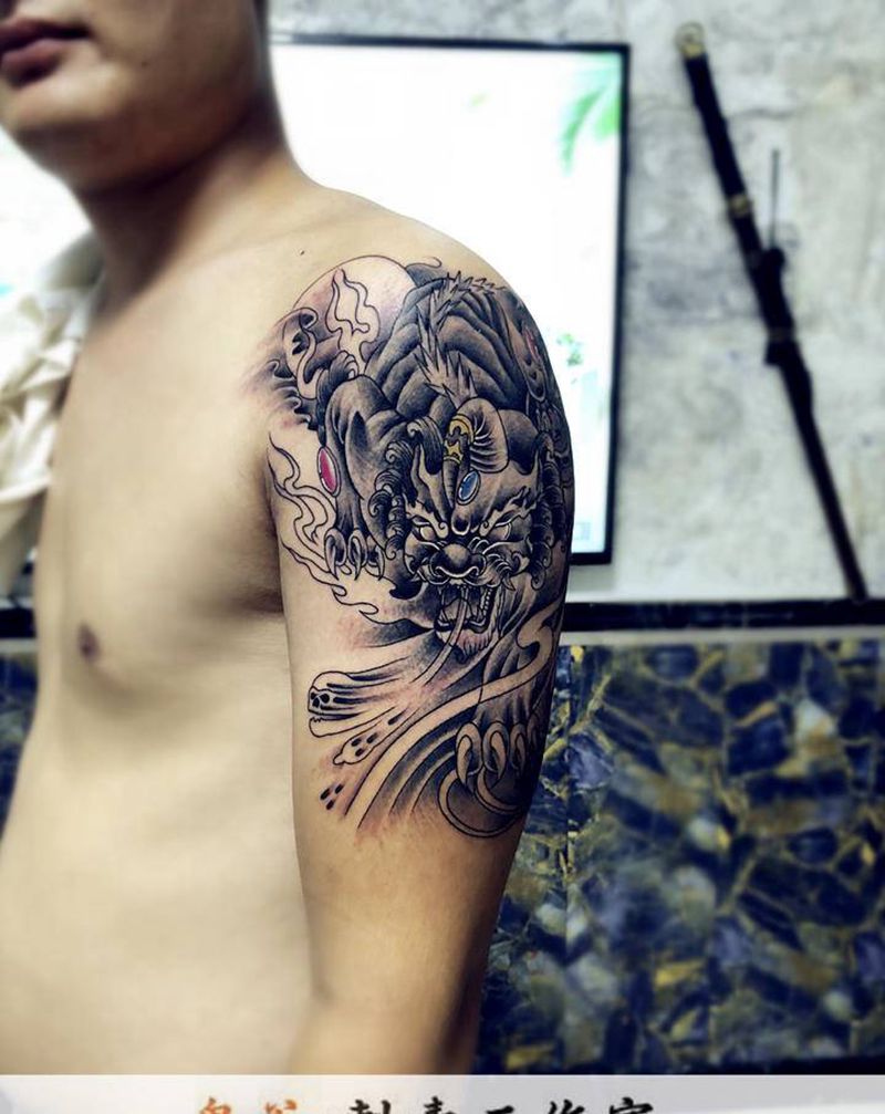 貔貅纹身图片_肩部纹身图案