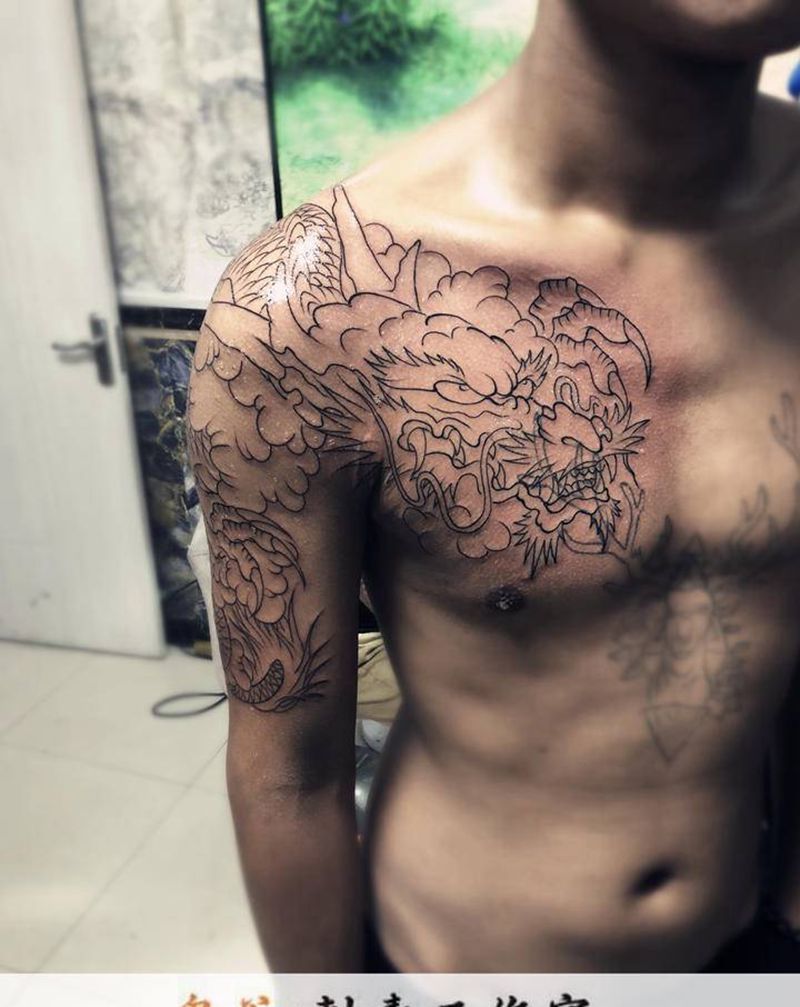 披肩龙纹身图片_胸部纹身图案