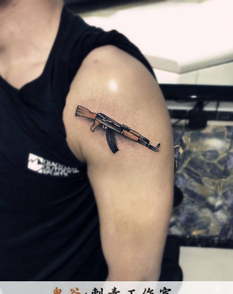 抢纹身图片_胸部纹身图案