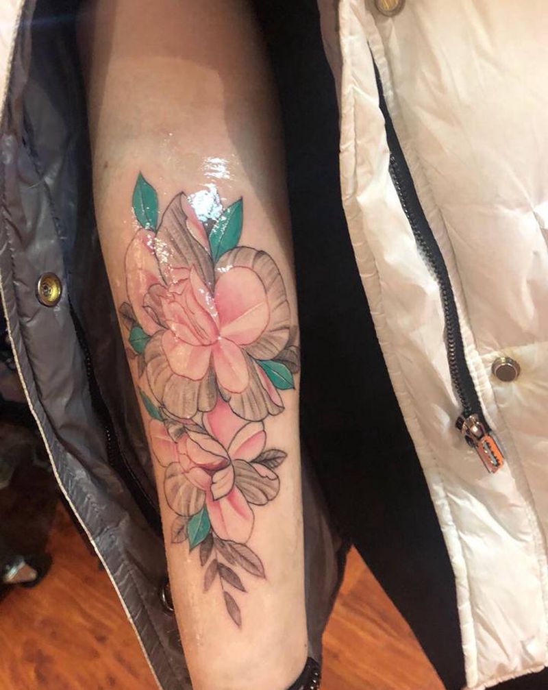 粉色素花纹身图片_手臂手部New School点刺纹身图案