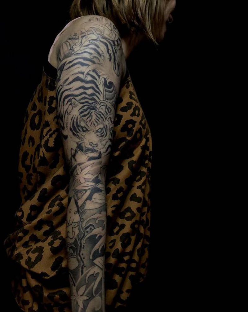 花臂未完成纹身图片_手臂脚部老传统新传统老虎般若鱼纹身图案