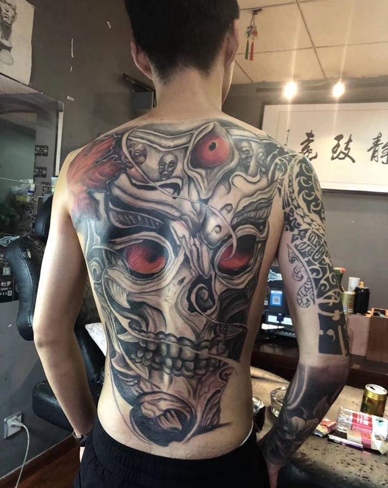 满背骷髅纹身图片_背部欧美写实New School纹身图案