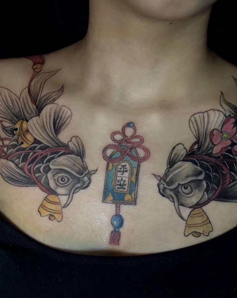 金鱼遮盖作品纹身图片_胸部肩部新传统老传统纹身图案