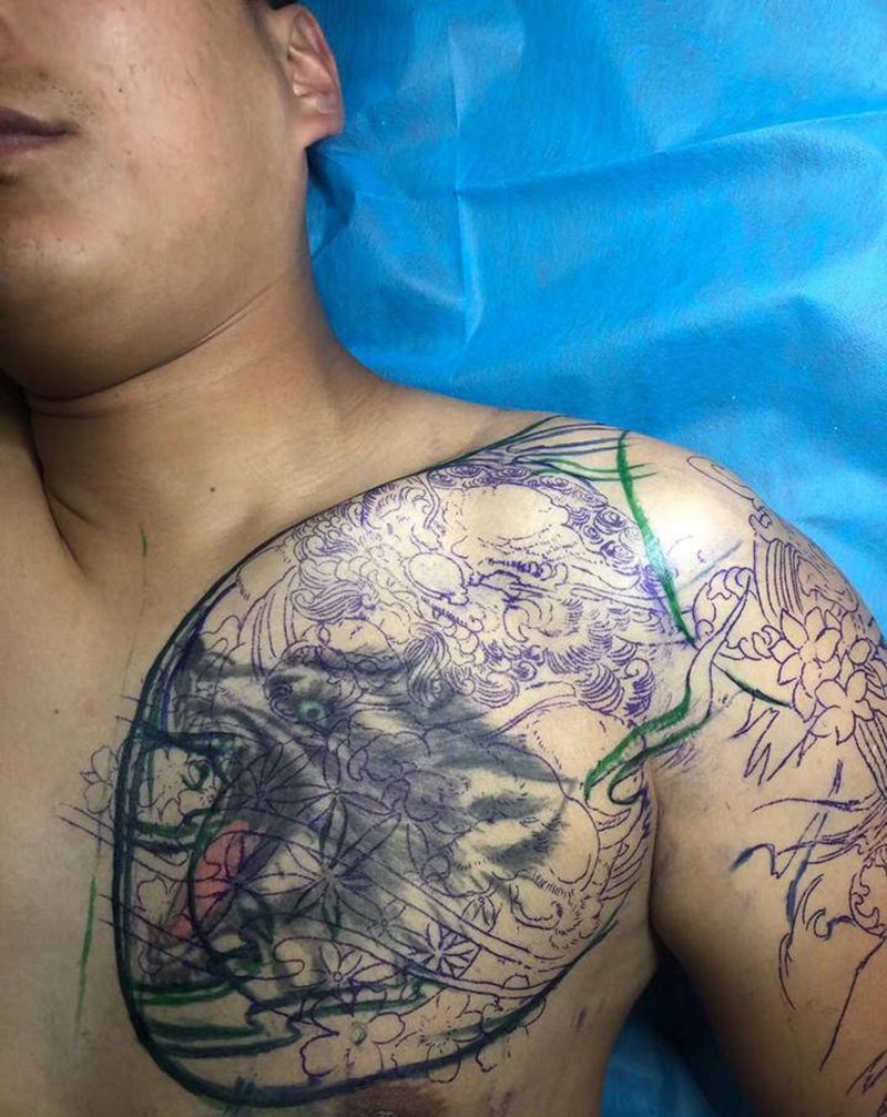 遮盖狼头纹身图片_胸部手臂老传统新传统遮盖狼头唐狮纹身图案