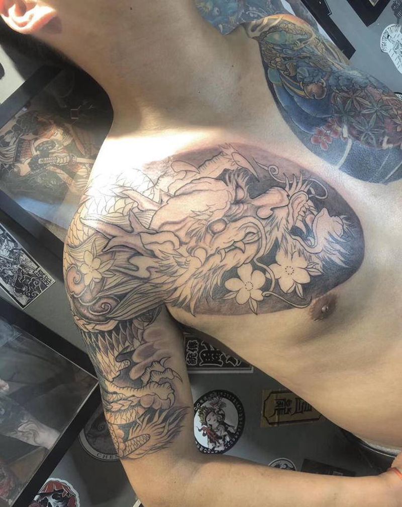 半胛龙 遮盖老纹身纹身图片_胸部手臂老传统新传统纹身图案