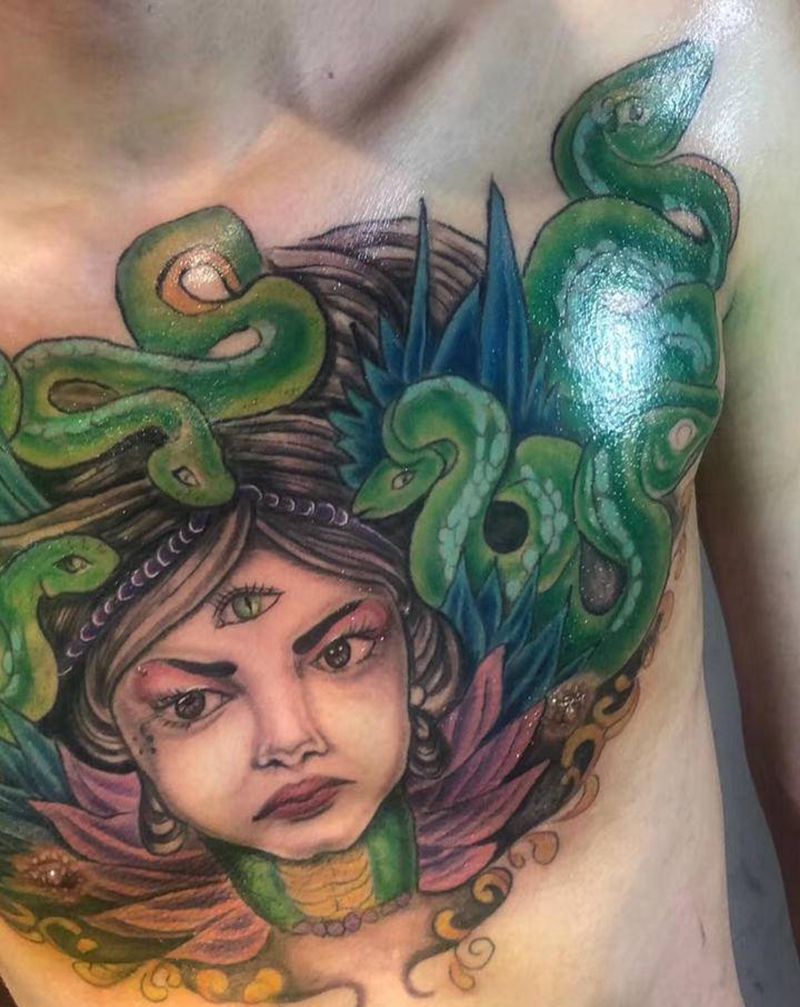 花胸美杜莎纹身图片_胸部腹部New School欧美写实纹身图案