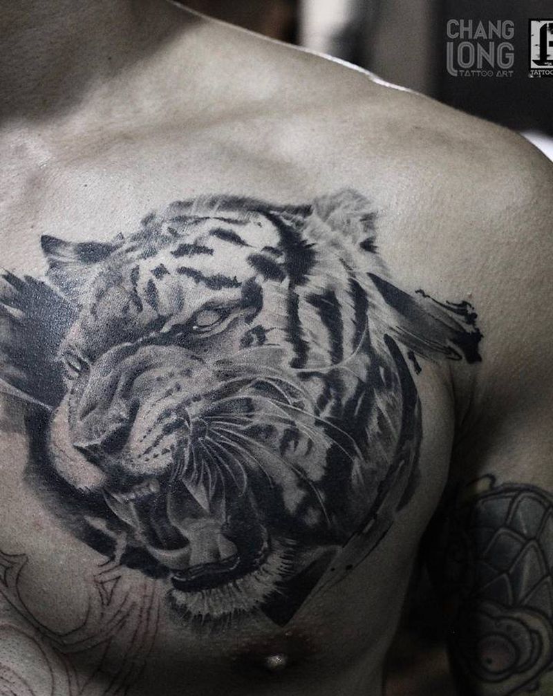 花胸 虎纹身图片_胸部欧美写实纹身图案