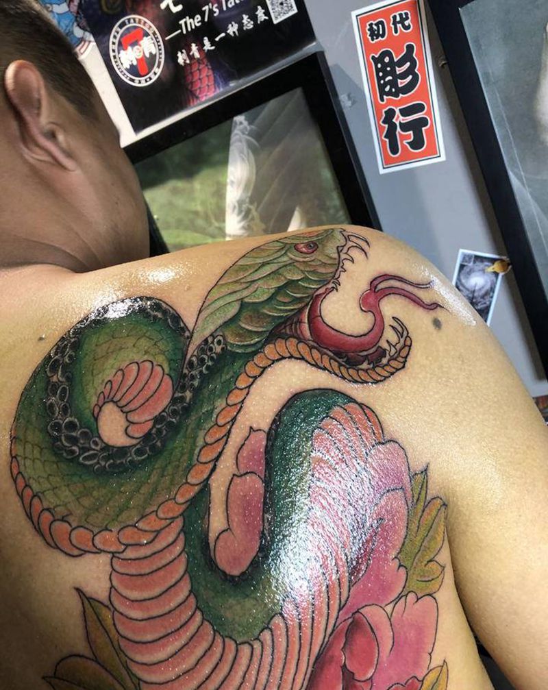 蛇戏牡丹纹身图片_颈部肩部老传统新传统纹身图案