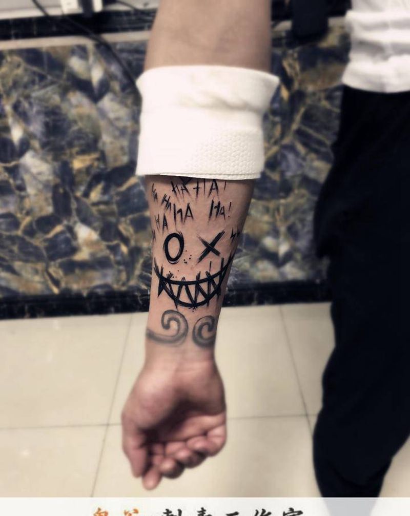 恶魔笑脸纹身图片_手臂纹身图案