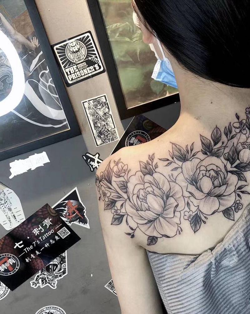 素花纹身图片_背部腰部New School点刺纹身图案