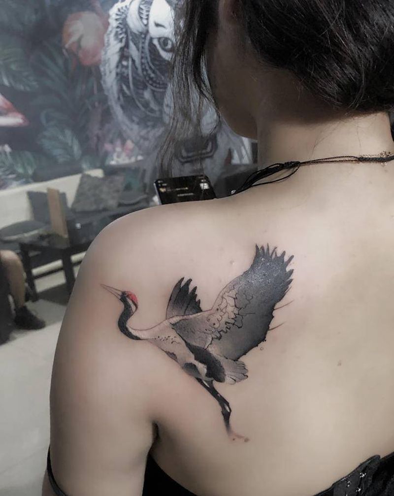 鹤纹身图片_肩部水墨纹身图案