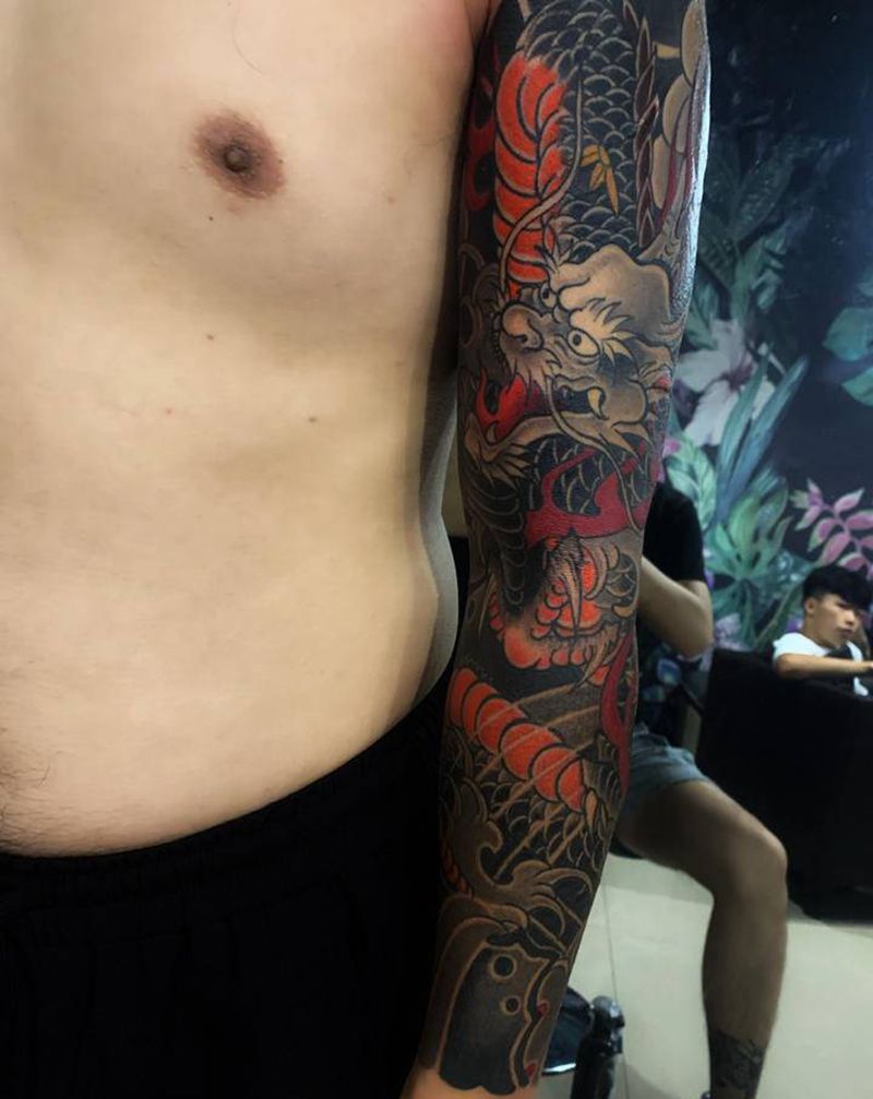 老传统龙花臂纹身图片_手臂老传统纹身图案