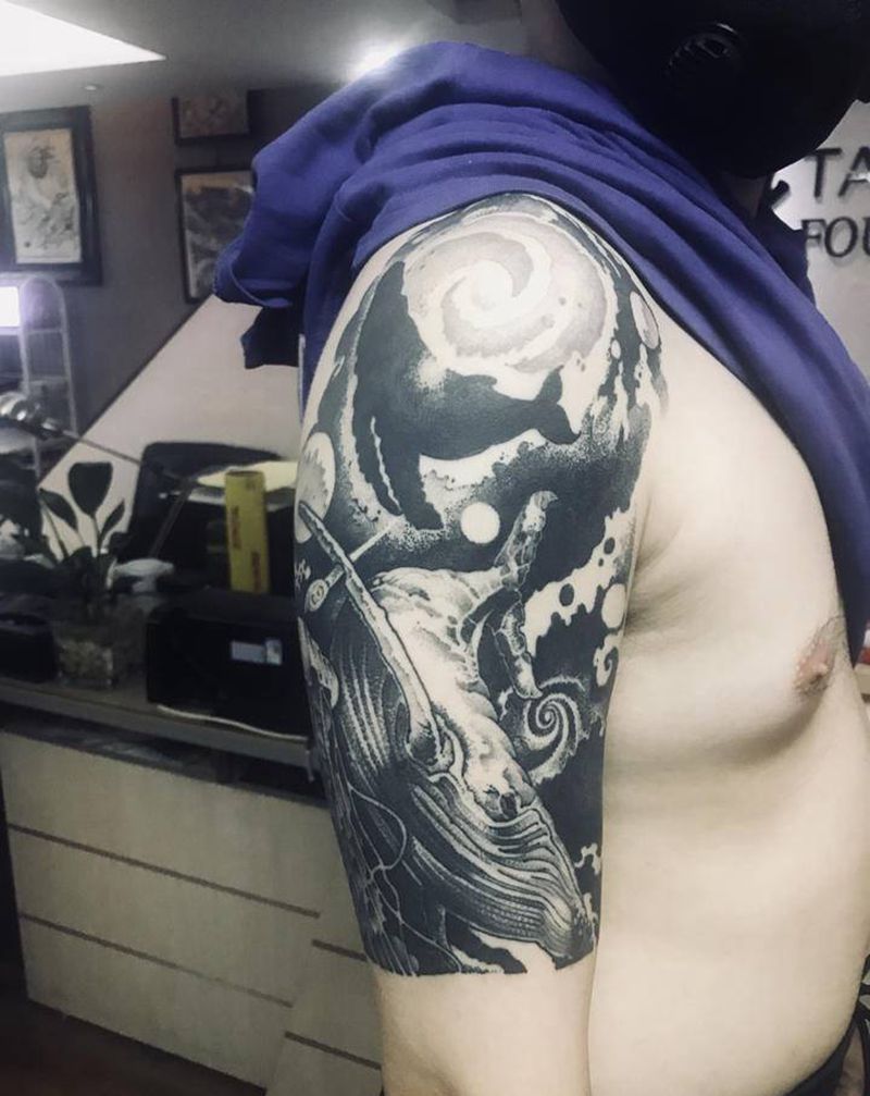 海鲸纹身图片_手臂点刺新传统纹身图案