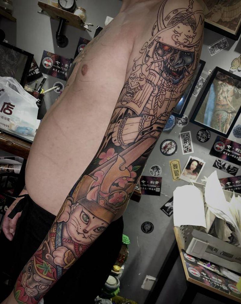 花臂未完纹身图片_手臂腿部老传统新传统招财猫武士猫螳螂纹身图案
