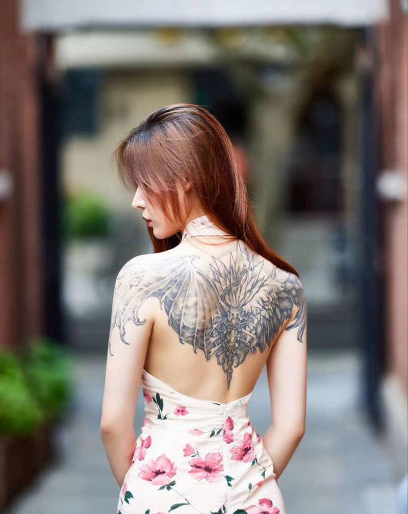 战神纹身客户写真纹身图片_背部新传统水墨纹身图案