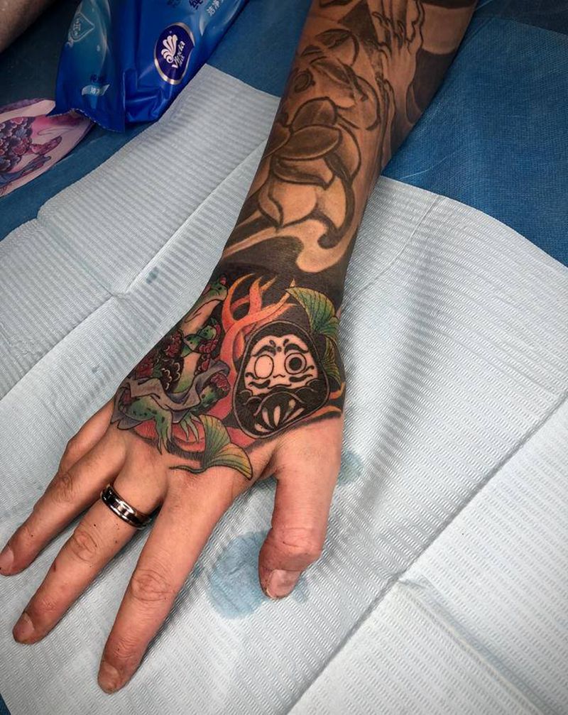 手背蛤蟆 添加修改纹身图片_手臂手部老传统新传统纹身图案