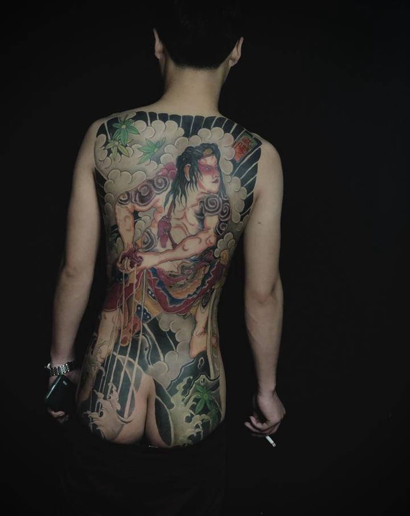 童威 日式传统满背纹身图片_臀部背部老传统新传统童威出洞蛟纹身图案