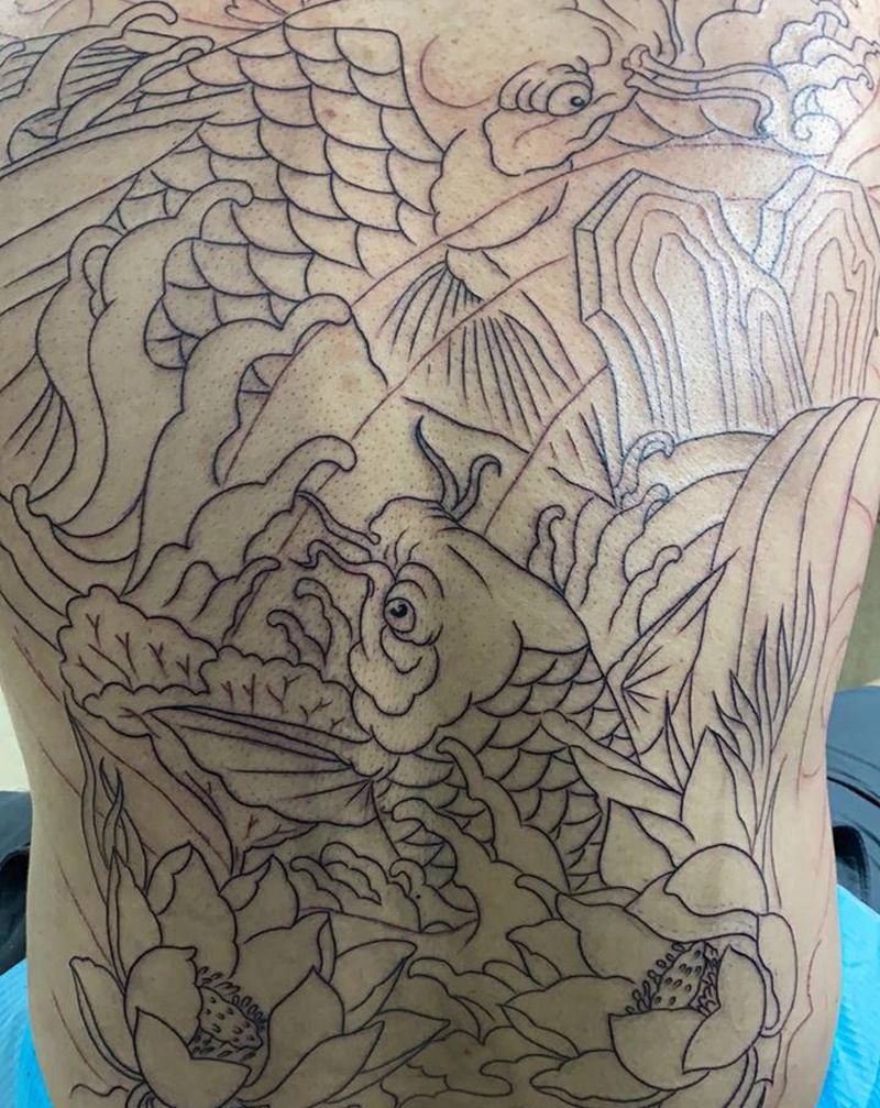 满背锦鲤纹身图片_背部纹身图案