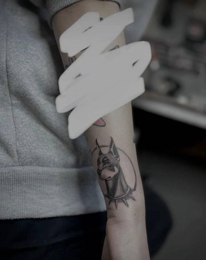 点刺小图一个 \杜宾纹身图片_手臂水彩欧美写实杜宾犬纹身图案