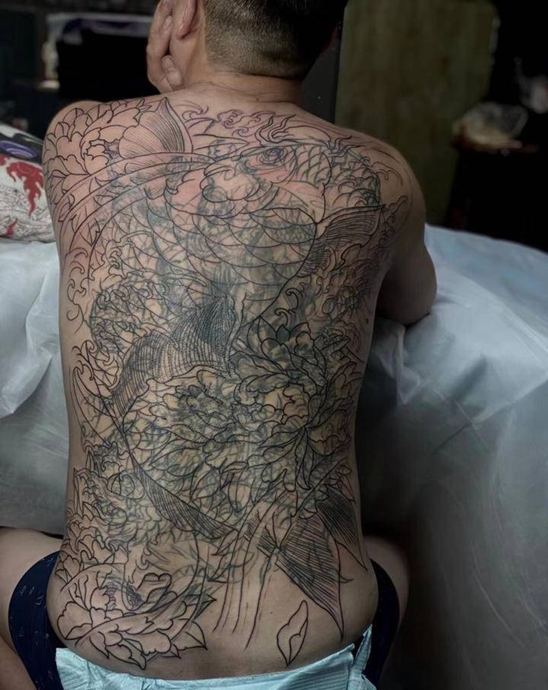 暴力遮盖 /鲤鱼纹身图片_背部新传统老传统满背遮盖鲤鱼纹身图案
