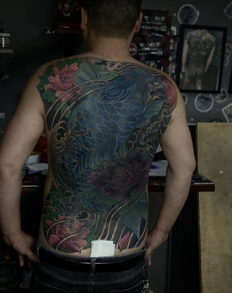 暴力重彩遮盖 完\满背鲤鱼纹身图片_背部新传统老传统满背遮盖满背鲤鱼纹身图案