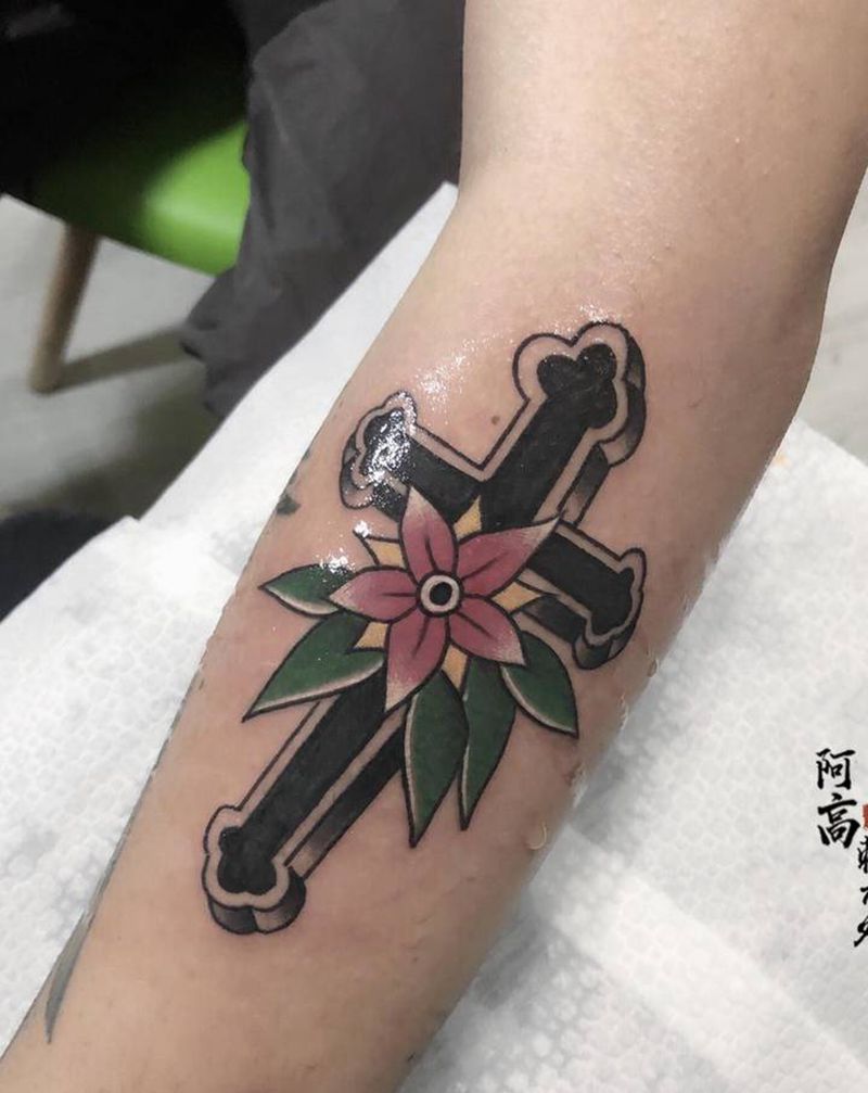 十字架纹身图片_手臂Old School纹身图案