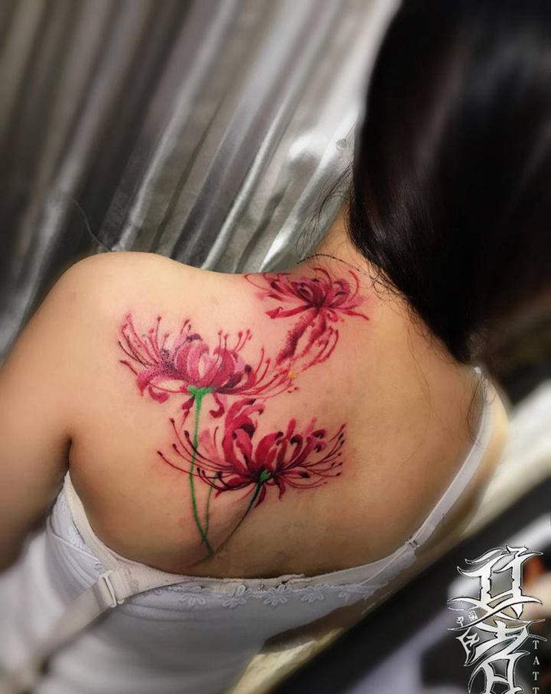 彼岸花纹身图片_肩部新传统彼岸花纹身图案
