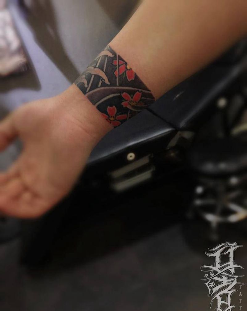 日式手环纹身图片_手部老传统水浪樱花纹身图案