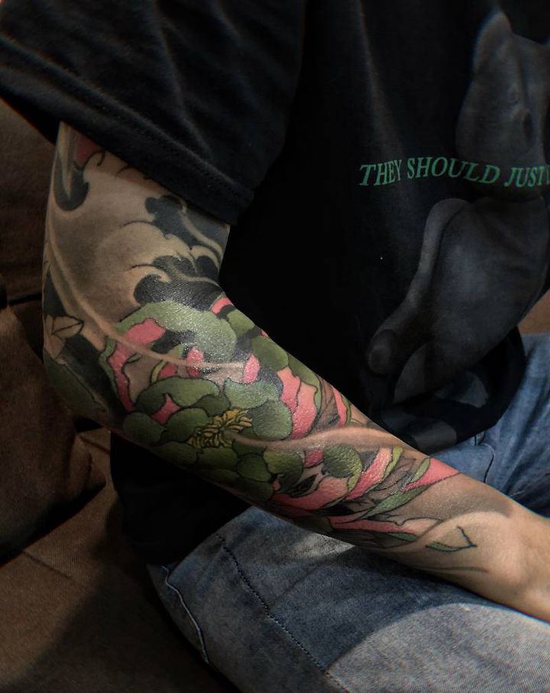 菊花纹身图片_手臂新传统菊花纹身图案