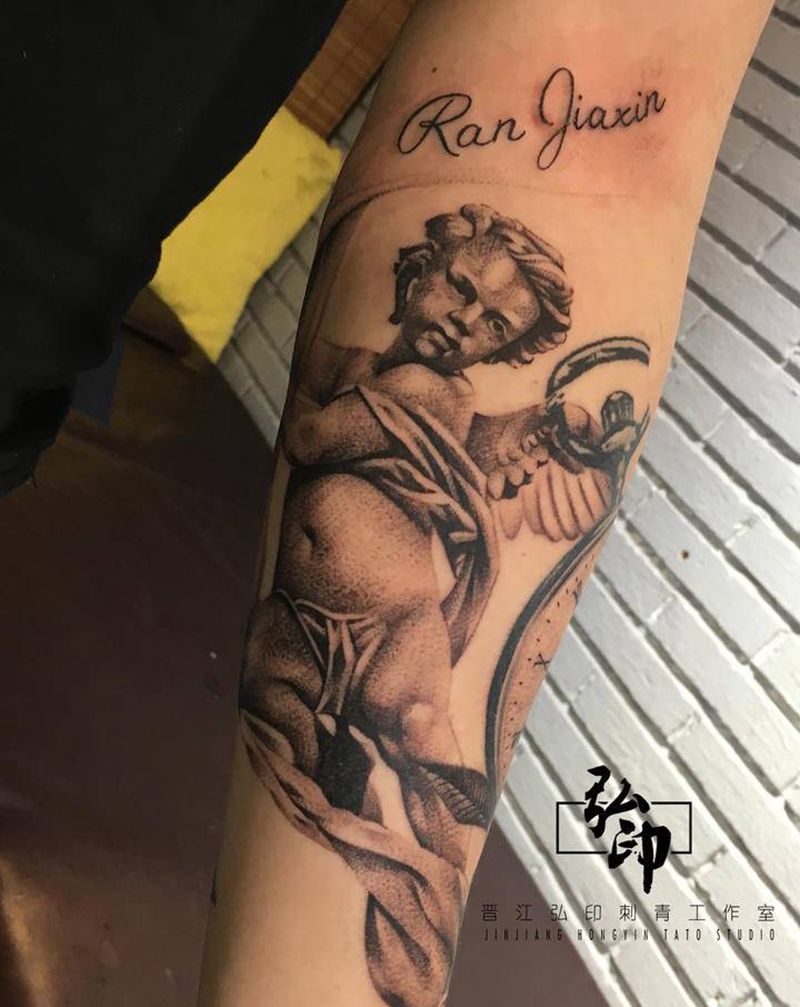 小天使纹身图片_手臂欧美写实点刺纹身图案