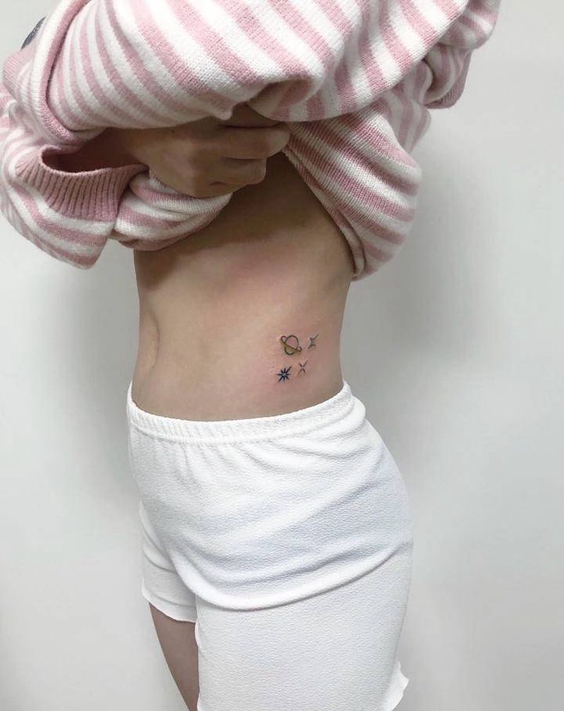 彩色小行星纹身图片_腰部水彩纹身图案