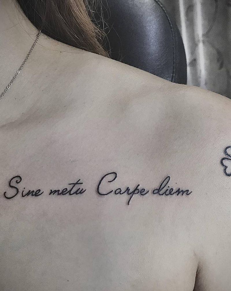 小清新字母纹身图片_胸部纹身图案