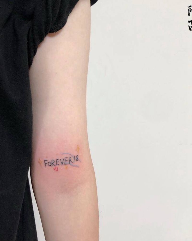 永远18纹身图片_手臂花体字纹身图案