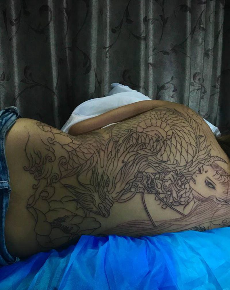 满背龙女纹身图片_背部纹身图案