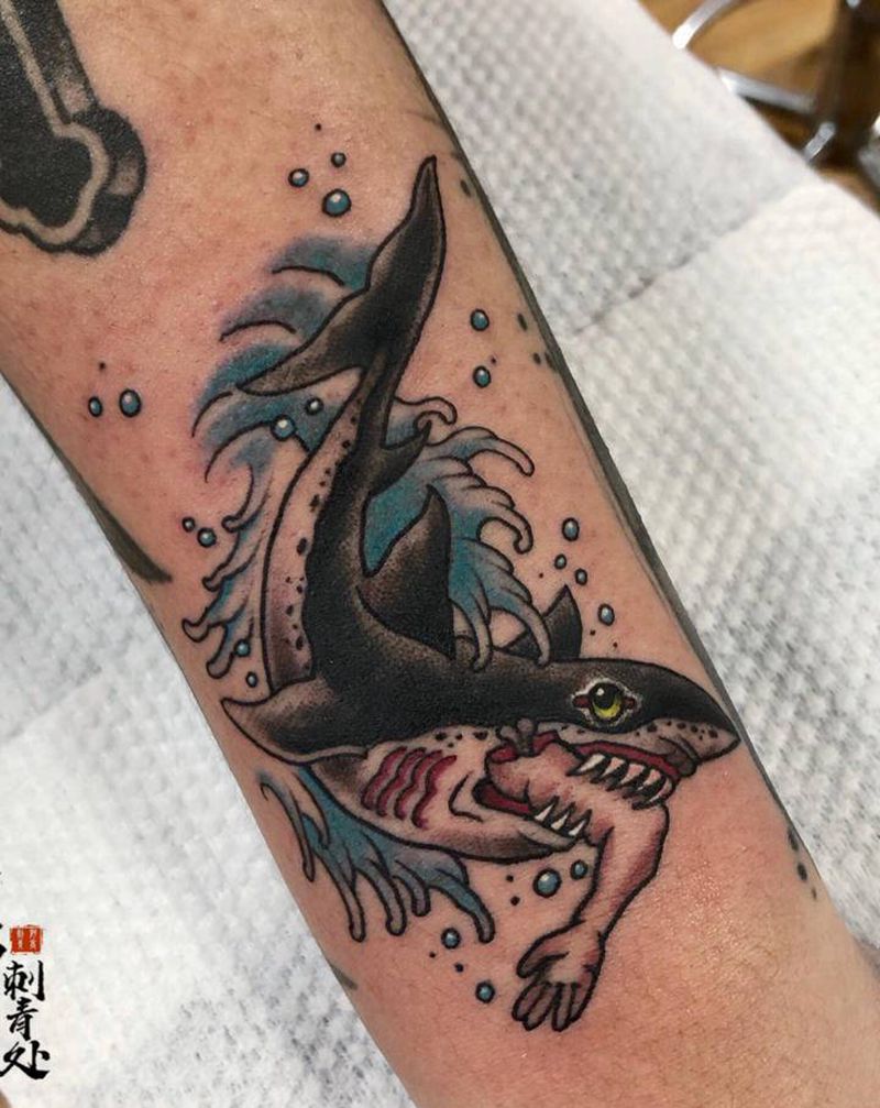 鲨鱼纹身图片_手臂Old School纹身图案
