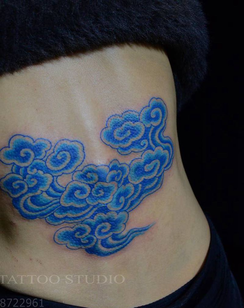 祥云纹身图片_背部纹身图案