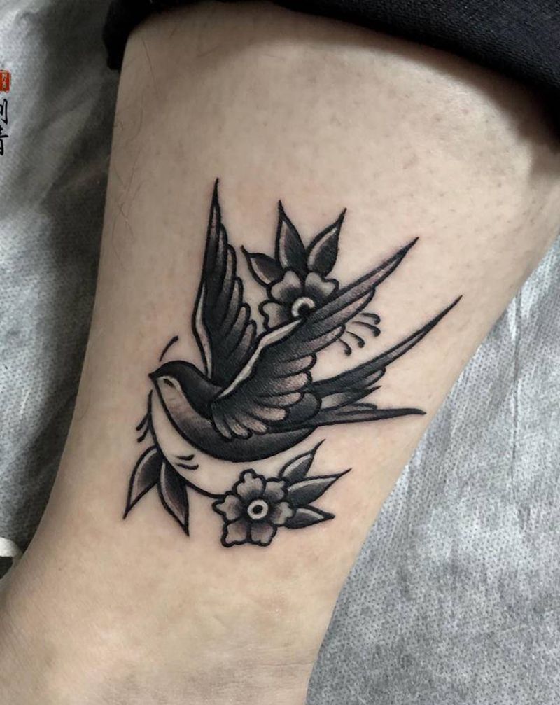 school飞燕纹身图片_腿部Old School纹身图案