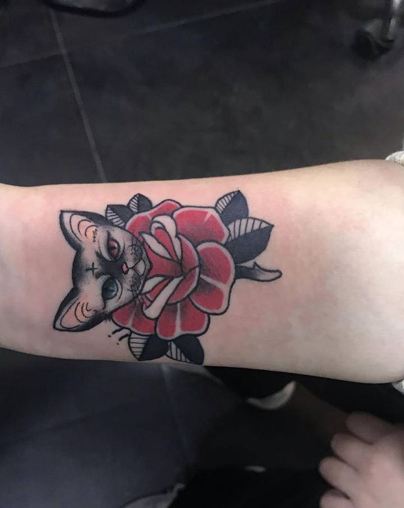 小猫纹身图片_手臂Old School纹身图案