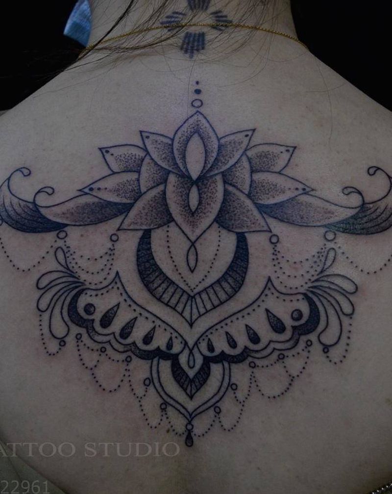 点刺纹身图片_背部点刺纹身图案