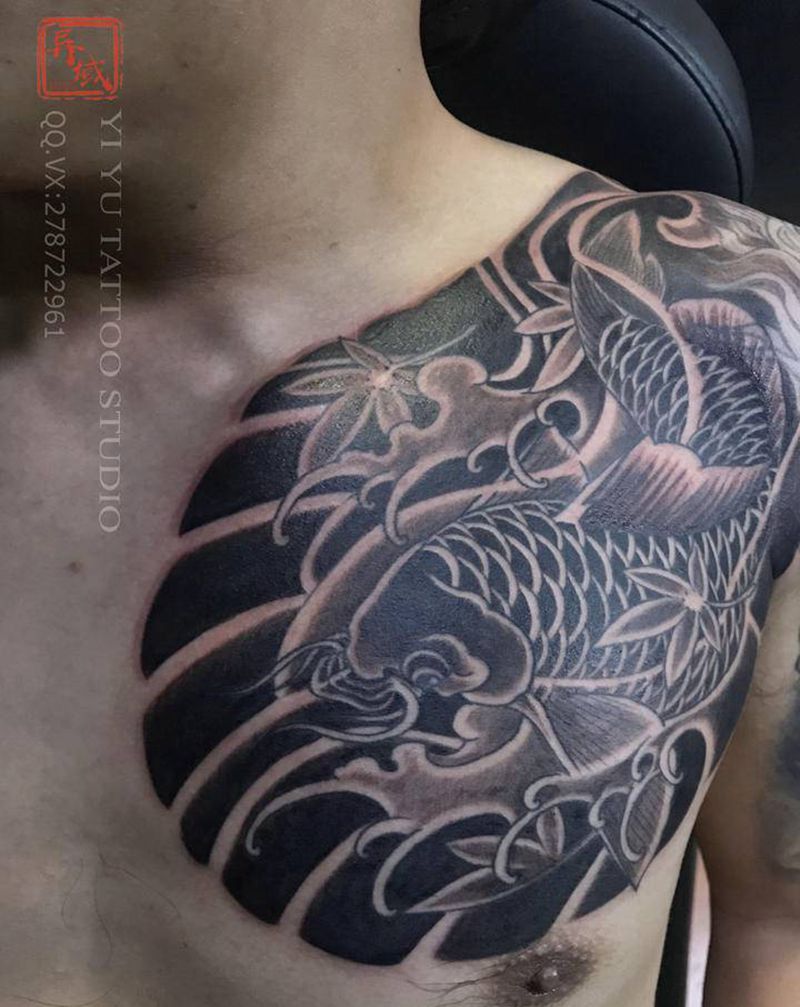 鲤鱼纹身图片_胸部纹身图案