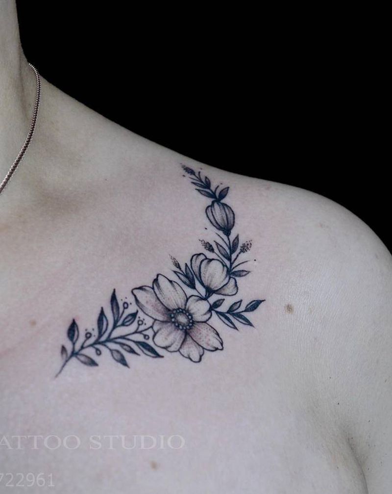 素花纹身图片_胸部纹身图案