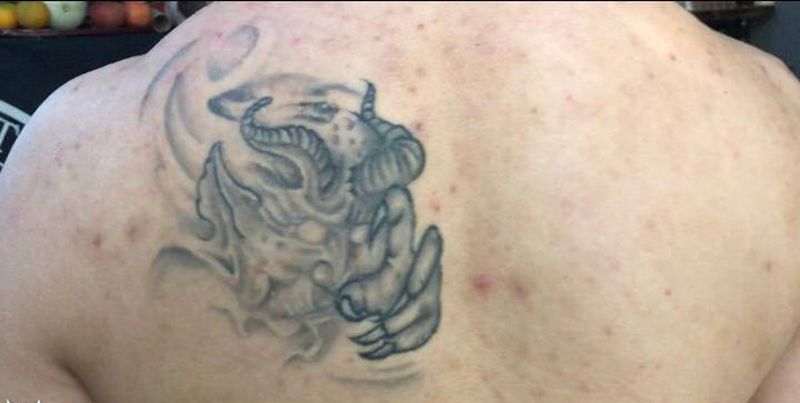 貔貅遮盖纹身图片_背部纹身图案